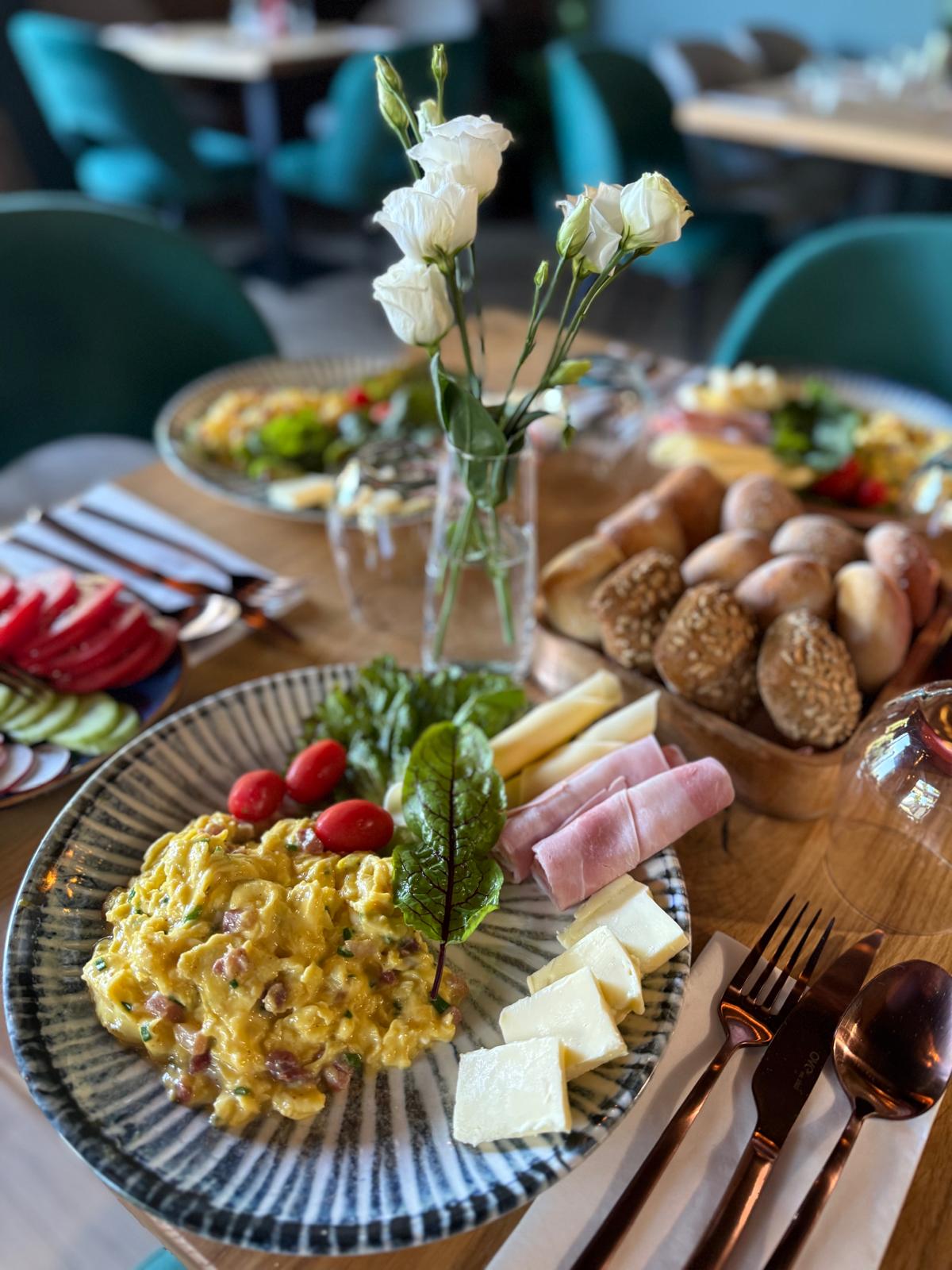 Syte śniadanie z lokalnych składników – restauracja Pycha Smaki